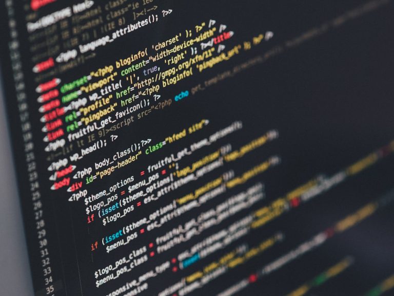 Primer plano de código fuente a color en una pantalla