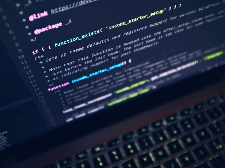 Laptop mostrando el código de un sitio web