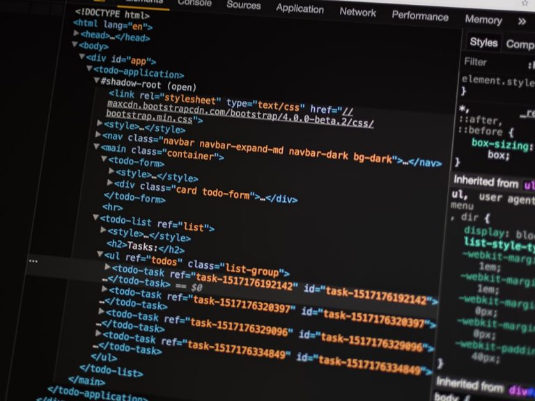Código HTML de una sección web en pantalla oscura