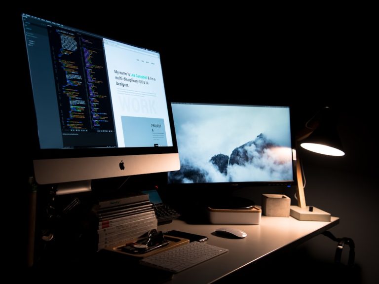 Estación de trabajo con monitor para una landing page