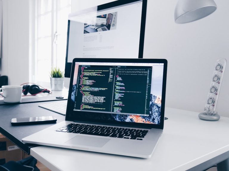 Escritorio con laptop mostrando una plataforma web