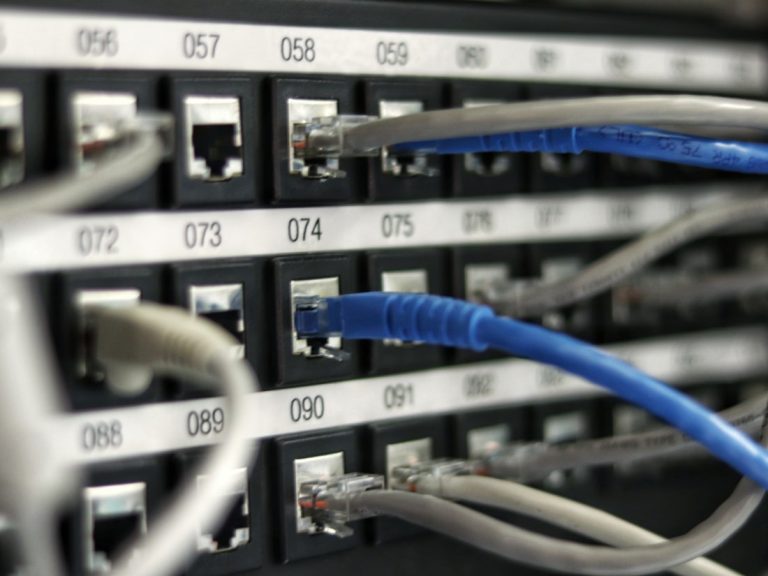 Sala de servidores con cableado de red estructurado